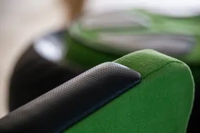 Bezugsstoff aus Baumwoll-Leinengemisch mit Armlehnen aus Kunstleder in Carbonoptik