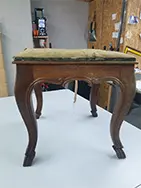 Kaputter Hocker vom Flohmarkt