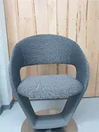 Aufgewerteter Küchenstuhl mit Stoff-Kunstleder-Kombination