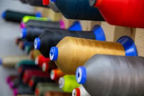 Verschiedenfarbige Nähfaden